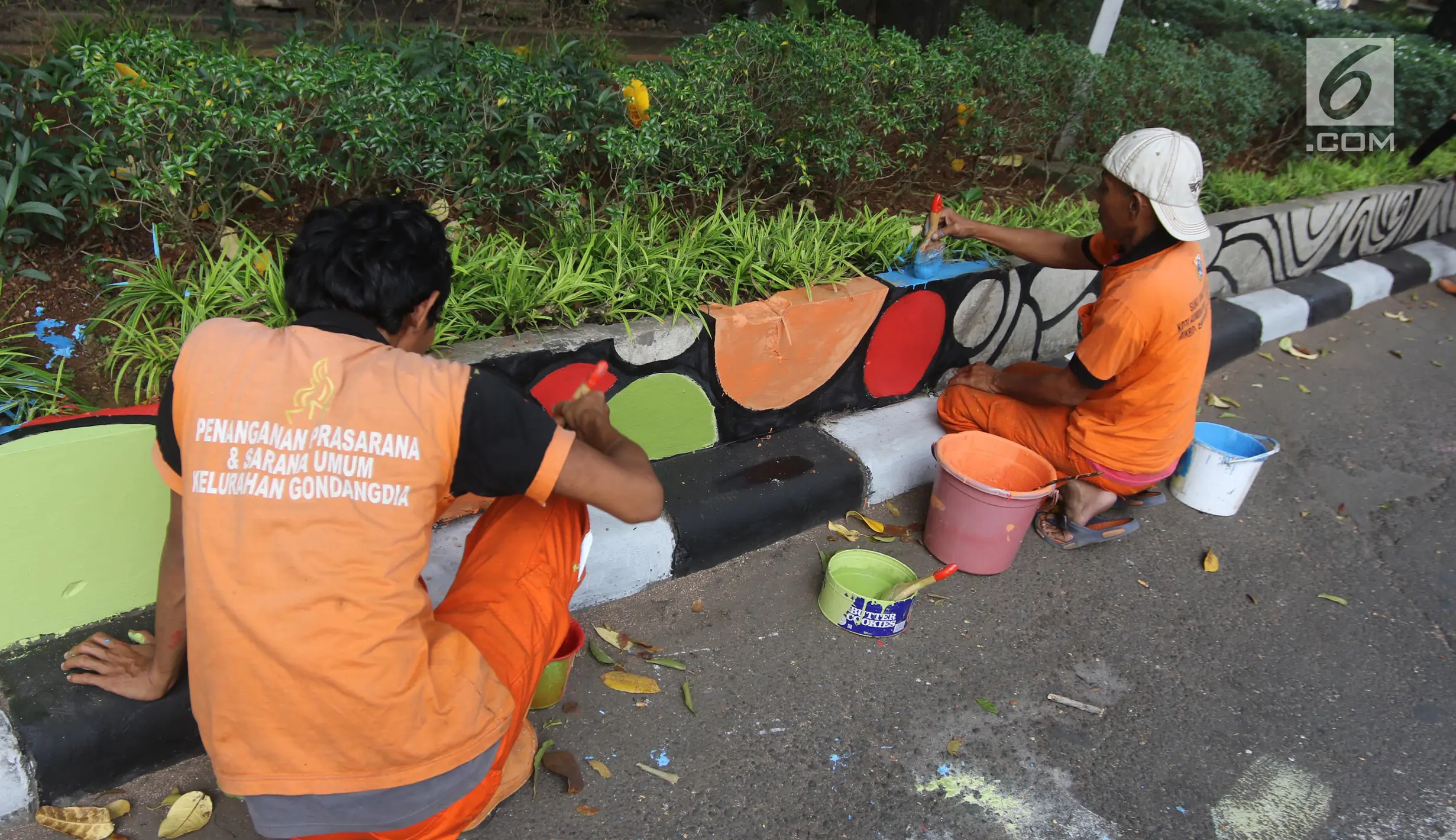 FOTO: Tembok Pembatas Jalan Dicat Warna Warni Asian Games - Foto