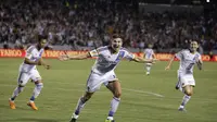 Pemain Los Angeles Galaxy, Steven Gerrard, merayakan gol pertamanya untuk LA Galaxy di kompetisi MLS saat melawan San Jose Earthquakes, (17/7/2015) di Carson, California. AS. (AP Photo/Jae C. Hong
