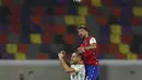Gelandang Argentina, Lucas Ocampos berebut bola dengan pemain Chile, Mauricio Isla dalam laga Kualifikasi Piala Dunia 2022 zona CONMEBOL, di Santiago del Estero, Argentina, Jumat (4/6/2021). Hasil ini membuat Argentina tetap di posisi kedua dengan 11 poin. (Juan Mabromata, Pool via AP)