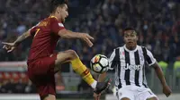 Bek Juventus, Alex Sandro, berusaha menghadang gelandang AS Roma, Lorenzo Pellegrini, pada laga Serie A di Stadion Olimpico, Senin (14/5/2018). AS Roma imbangi Juventus dengan skor 0-0. (AP/Gregorio Borgia)