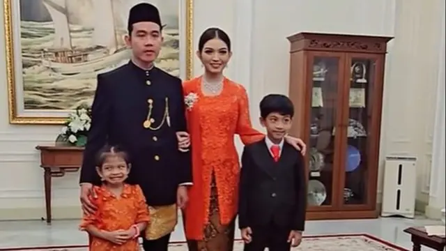Kontras dengan Keceriaan Selvi Ananda dan Kedua Anaknya, Ekspresi Wajah Gibran Rakabuming Banyak Diprotres Saat Pemotretan Keluarga