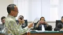 Jero Wacik membacakan berkas saat sidang perdana di Pengadilan Tipikor, Jakarta, Selasa (22/9/2015). Jero didakwa menerima uang gratifikasi Rp349 juta untuk biaya ulang tahun di hotel Darmawangsa saat menjabat Menteri ESDM. (Liputan6.com/Andrian M Tunay)
