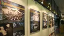 Sejumlah foto Konferensi Asia-Afrika 1955 koleksi Arsip Nasional Republik Indonesia di Jakarta Covention Center, Senin (19/4/2015). Pameran tersebut merupakan rangkaian dari acara KAA 2015. (Liputan6.com/Herman Zakharia)