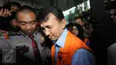 Gubernur Sumatera Utara Nonaktif, Gatot Pudjo Nugroho dan Evy Susanti tersenyum saat keluar dari gedung KPK, Jakarta, Jumat (25/9/2015). Gatot dan Evy berjanji akan buka-bukaan di Sidang Tipikor nanti. (Liputan6.com/Helmi Afandi)