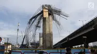 Kondisi tiang girder proyek Tol Bekasi-Cawang-Kampung Melayu (Becakayu) yang ambruk di dekat Gerbang Tol Kebon Nanas, Jakarta Timur, Selasa (20/2). Sampai saat ini, polisi masih mencari penyebab ambruknya girder. (Liputan6.com/Arya Manggala)
