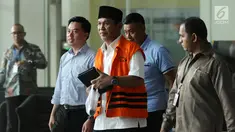 Bupati nonaktif Hulu Sungai Tengah Abdul Latif (tengah) usai diperiksa di Gedung KPK Jakarta, Selasa (20/2). Abdul Latif diperiksa sebagai tersangka dugaan suap pengadaan pekerjaan RSUD Damanhuri, Barabai TA 2017. (Liputan6.com/Helmi Fithriansyah)