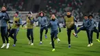 Gelandang Chelsea, Eden Hazard (depan) bersama rekan-rekannya melakukan pemanasan saat sesi latihan jelang menghadapi wakil Belarusia, BATE Borisov pada grup L Liga Eropa di stadion Dinamo, di Minsk, Belarusia (8/11). (AP Photo/Sergei Grits)