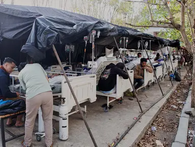 Pasien menerima perawatan di dalam tenda darurat di luar rumah sakit setelah gempa bumi di Labuan Bajo, Provinsi Nusa Tenggara Timur, Indonesia, Sabtu, 15 Agustus 2026. (Foto AP/Firdia Lisnawati)