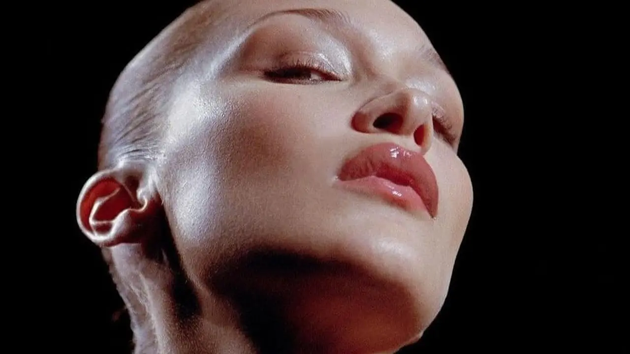 Foto Bella Hadid mengenakan riasan bibir latex