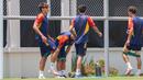 Ekspresi pemain Timnas Spanyol U-17, Marc Guiu (kiri), saat melakukan peregangan otot bersama rekannya dalam menjalani latihan kedua yang berlangsung di Lapangan Sriwaru, Kecamatan Laweyan, Kota Solo, Rabu (8/11/2023). (Bola.com/Radifa Arsa)