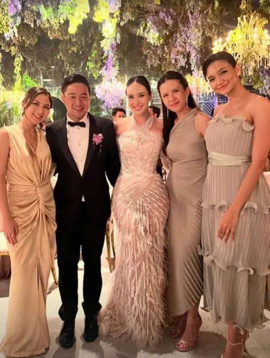 Jessica Mila terlihat menawan dengan gaun satin gold dan shoulder bag berwarna senada [@jscmila]