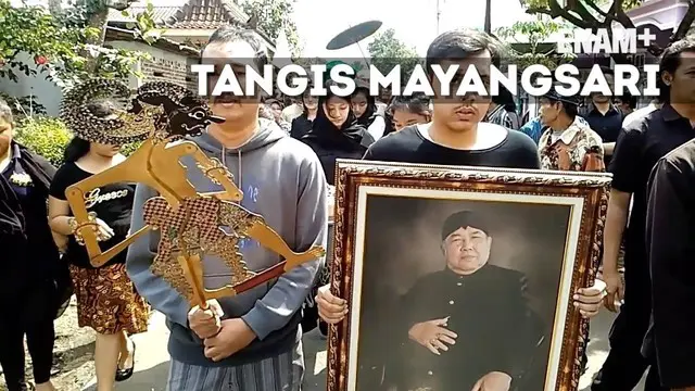 ENAM PLUS: Kesedihan Mayangsari di Pemakaman Ayahanda