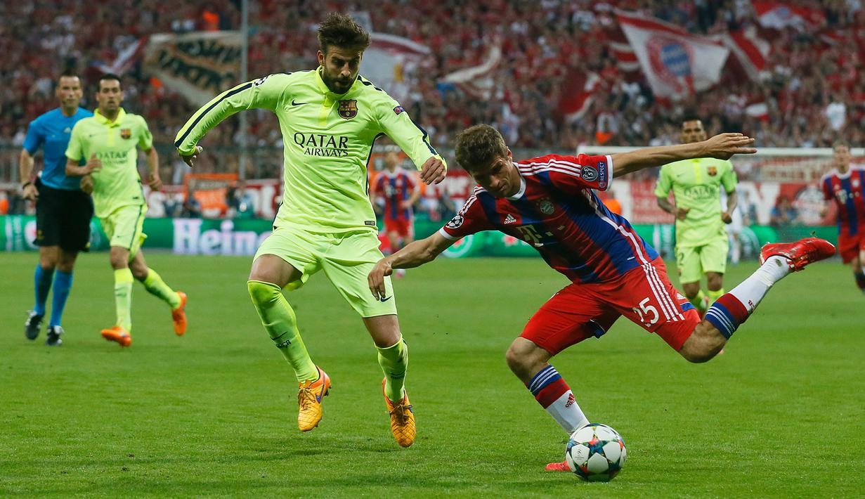 Penyerang Bayern Muenchen, Thomas Muller (kanan) berusaha melewati bek Barcelona Gerard Pique saat leg kedua semifinal Liga Champions di Allianz Arena, Jerman, Rabu (13/5/2015). Bayern Muenchen menang 3-2 atas Barcelona. (Reuters/Albert Gea)