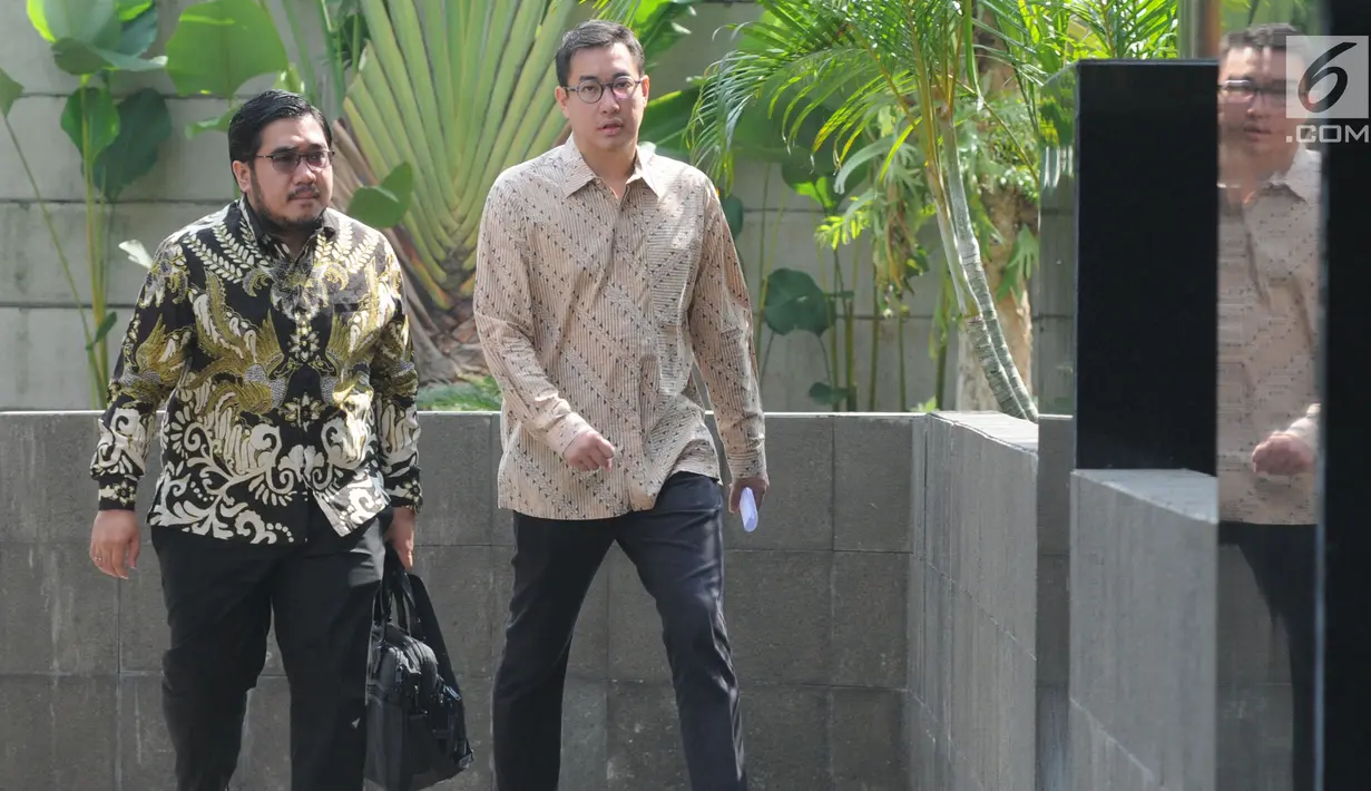 Direktur Utama PT. Samantaka Batubara James Rijanto (kanan) didampingi kuasa hukumnya bersiap untuk menjalani pemeriksaan di Gedung KPK, Jakarta, Jumat (17/5/2019). James diperiksa sebagai saksi dalam kasus suap PLTU Riau-1 yang menjerat Dirut PLN nonaktif Sofyan Basir. (merdeka.com/Dwi Narwoko)