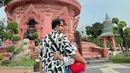 <p>Destinasi berikutnya yang dia kunjungi adalah Erawan Elephant Museum. "Kalo Dewa Indra punya Erawan yang nemenin kemana pun pergi, aku punya @poykhairi yang selalu siap sedia jagain istri," cetus Kiky. (Foto: Instagram/ kikysaputrii)</p>