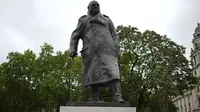 Patung Winston Churchill di Parliament Square, central London (18/6/2020). (AFP/Daniel Leal-Olivas)