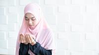 Ilustrasi Muslimah Berdoa Credit: shutterstock.com