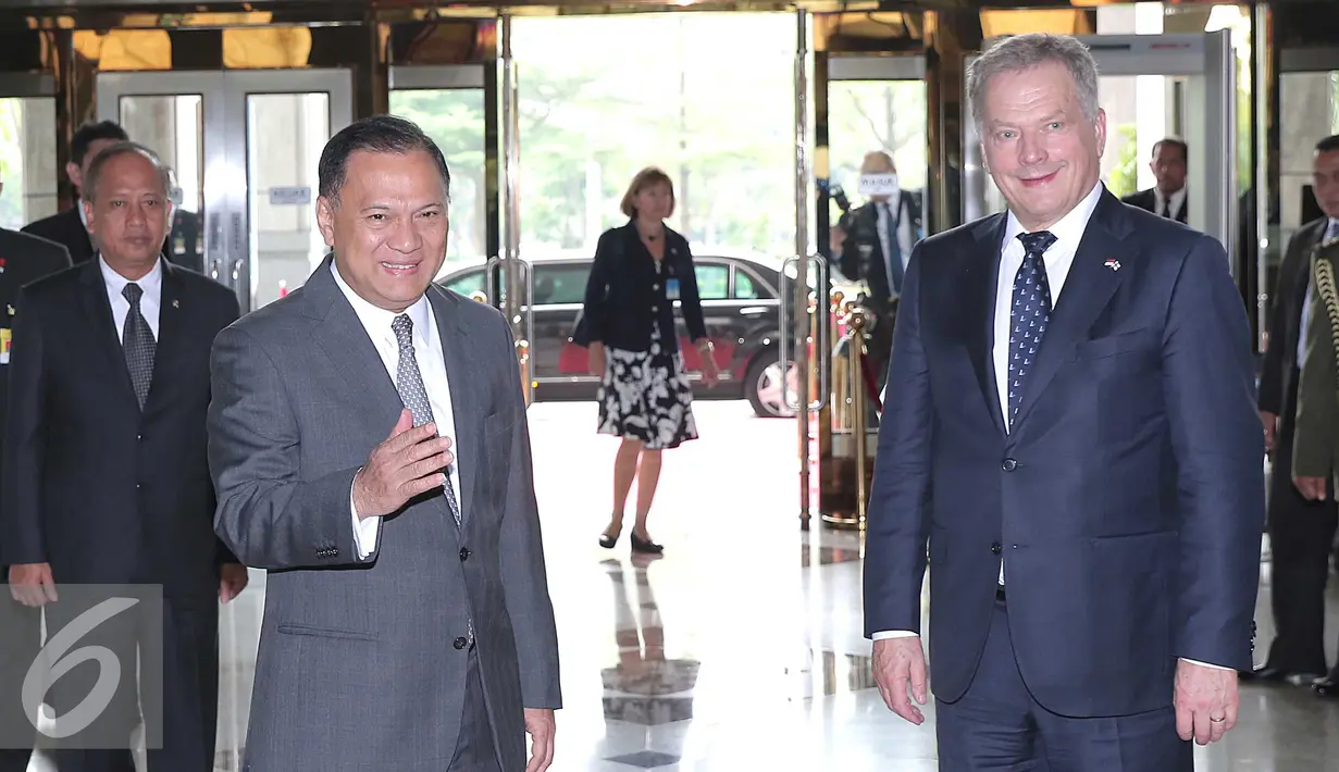 Gubernur Bank Indonesia (BI) Agus Martowardojo menyambut Presiden Finlandia Sauli Niinisto, Jakarta (4/11). Dalam kunjungan tersebut gubernur BI membahas persoalan Ekonomi antara kedua negara untuk menjalin kerjasama. (Liputan6.com/Angga Yuniar)