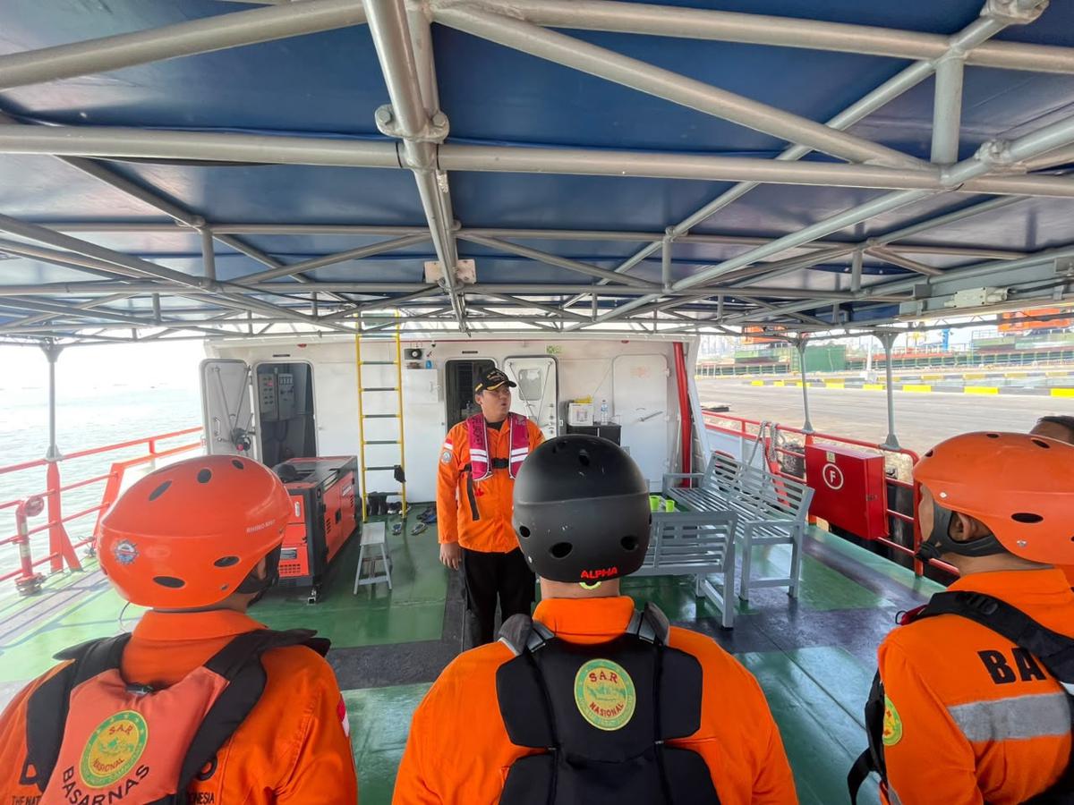 Evakusi 8 abk kapal tenggelam di laut bawean. (dokumentasi basarnas).