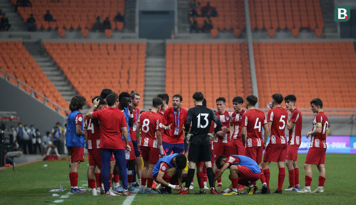 Pelatih kepala Atletico Madrid U-18, Daniel Perez (tengah) memberikan arahan kepada timnya saat laga International Youth Championship 2021 antara Barcelona U-18 melawan Atletico Madrid U-18 di Jakarta International Stadium, Jakarta, Jumat (15/04/2022). (Bola.com/Bagaskara Lazuardi)