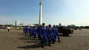 Satuan polisi meninggalkan lokasi usai mengikuti apel pasukan operasi Ramadniya 2017 di lapangan silang Monas, Jakarta, Senin (19/6). Operasi digelar guna menangani ancaman terorisme hingga kecelakaan lalu lintas. (Liputan6.com/Johan Tallo)