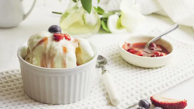 Semangkuk es krim vanila dengan selai stroberi (Foto Dok: Freepik/freepik)