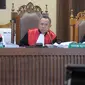 Hakim ketua saat mendengarkan keterangan ahli toksikologi, I Made Agus Gelgel Wirasuta saat sidang lanjutan terdakwa Jessica Wongso di Pengadilan Negeri Jakarta Pusat, Kamis (25/8). (Liputan6.com/Helmi Afandi)