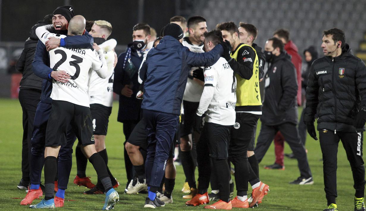 Para pemain dan ofisial tim Spezia merayakan kemenangan 2-0 atas AC Milan dalam laga lanjutan Liga Italia 2020/21 pekan ke-22 di the Alberto-Picco Stadium, La Spezia, Sabtu (13/2/2021). (LaPresse via AP/Tano Pecoraro)