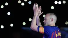 Andres Iniesta memberikan applause kepada suporter pada laga terakhirnya bersama Bracelona di pertandingan pekan ke-38 La Liga melawan Real Sociedad, Minggu (20/5). Iniesta resmi meninggalkan Barcelona setelah 22 tahun berkarier di sana. (AFP/LLUIS GENE)