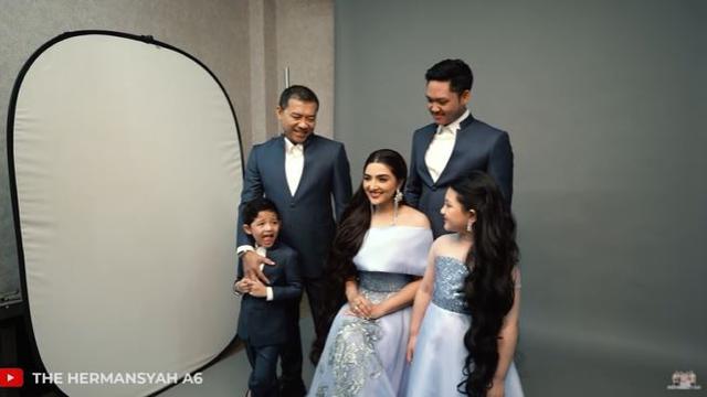 6 Pemotretan Keluarga The Hermansyah, Gaya Rambut Ashanty Curi Perhatian