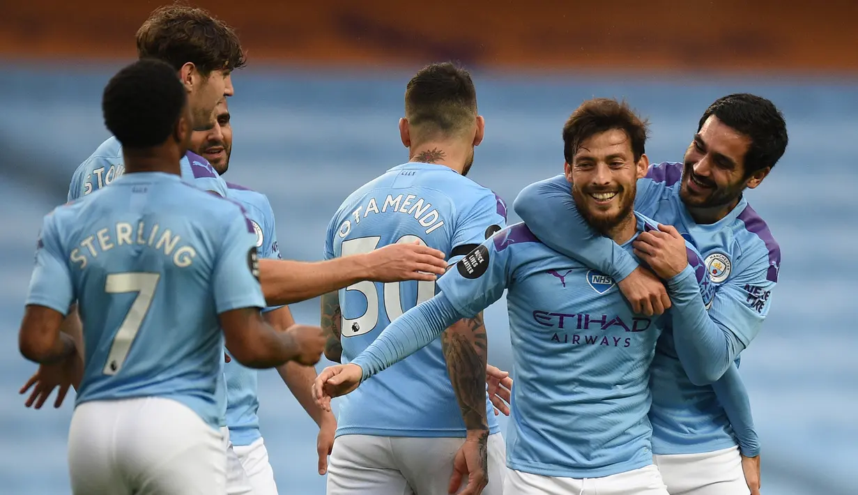 Pemain Manchester City merayakan gol yang dicetak David Silva ke gawang Newcastle United pada laga lanjutan Premier League pekan ke-34 di Etihad Stadium, Kamis (9/7/2020) dini hari WIB. Manchester City menang 5-0 atas Newcastle. (AFP/Oli Scarff/pool)