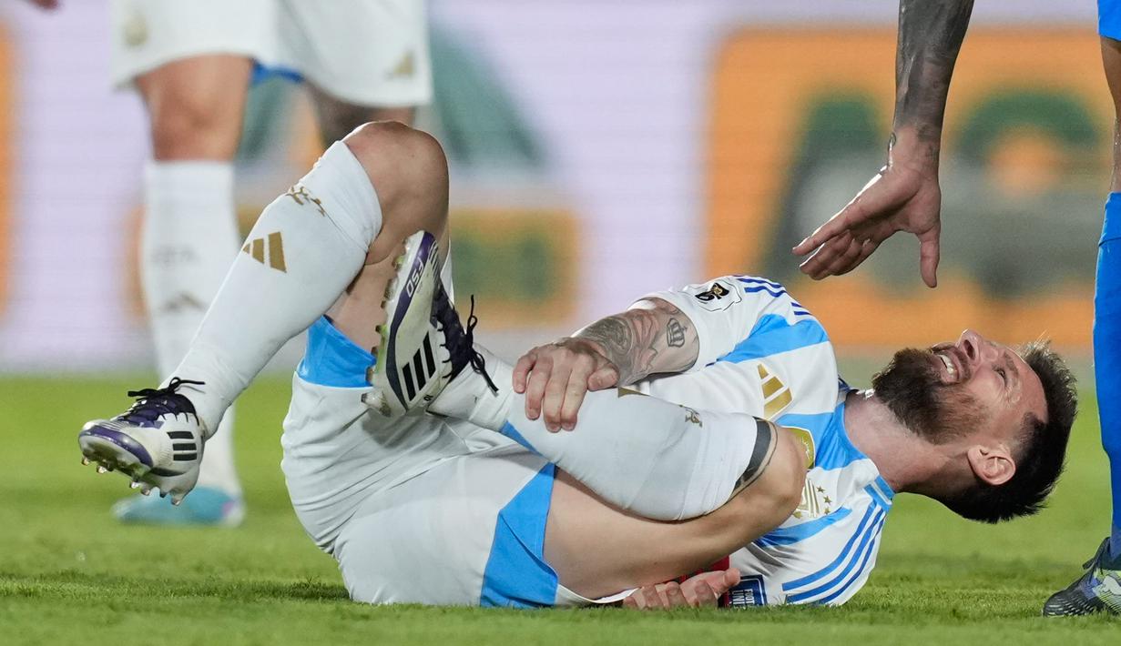 Sang juara dunia itu takluk 1-2 dari tuan rumah Paraguay. Lionel Messi yang dijaga ketat bek lawan tampak kesulitan menembut tembok pertahanan tuan rumah. (AP Photo/Jorge Saenz)