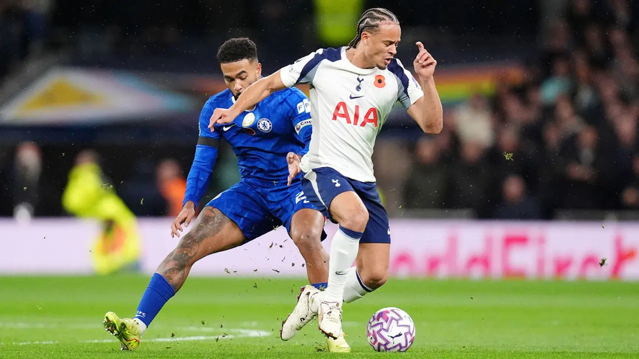 Reece James dari Chelsea, kiri, berebut bola dengan Xavi Simons dari Tottenham