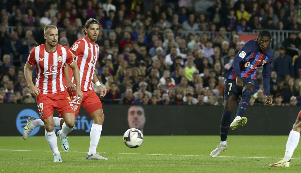 Penyerang Barcelona, Ousmane Dembele mencetak gol pembuka timnya selama pertandingan sepak bola La Liga Spanyol antara Barcelona dan Almeria di stadion Camp Nou di Barcelona, Spanyol, Minggu (6/11/2022). Barcelona menang atas Almeria dengan skor 2-0. (AP Photo/Joan Monfort)