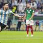 Megabintang Argentina, Lionel Messi masuk dalam bursa persaingan trofi sepatu emas Piala Dunia 2022. Sejauh ini La Pulga telah mengemas dua gol. (AP/Ariel Schalit)