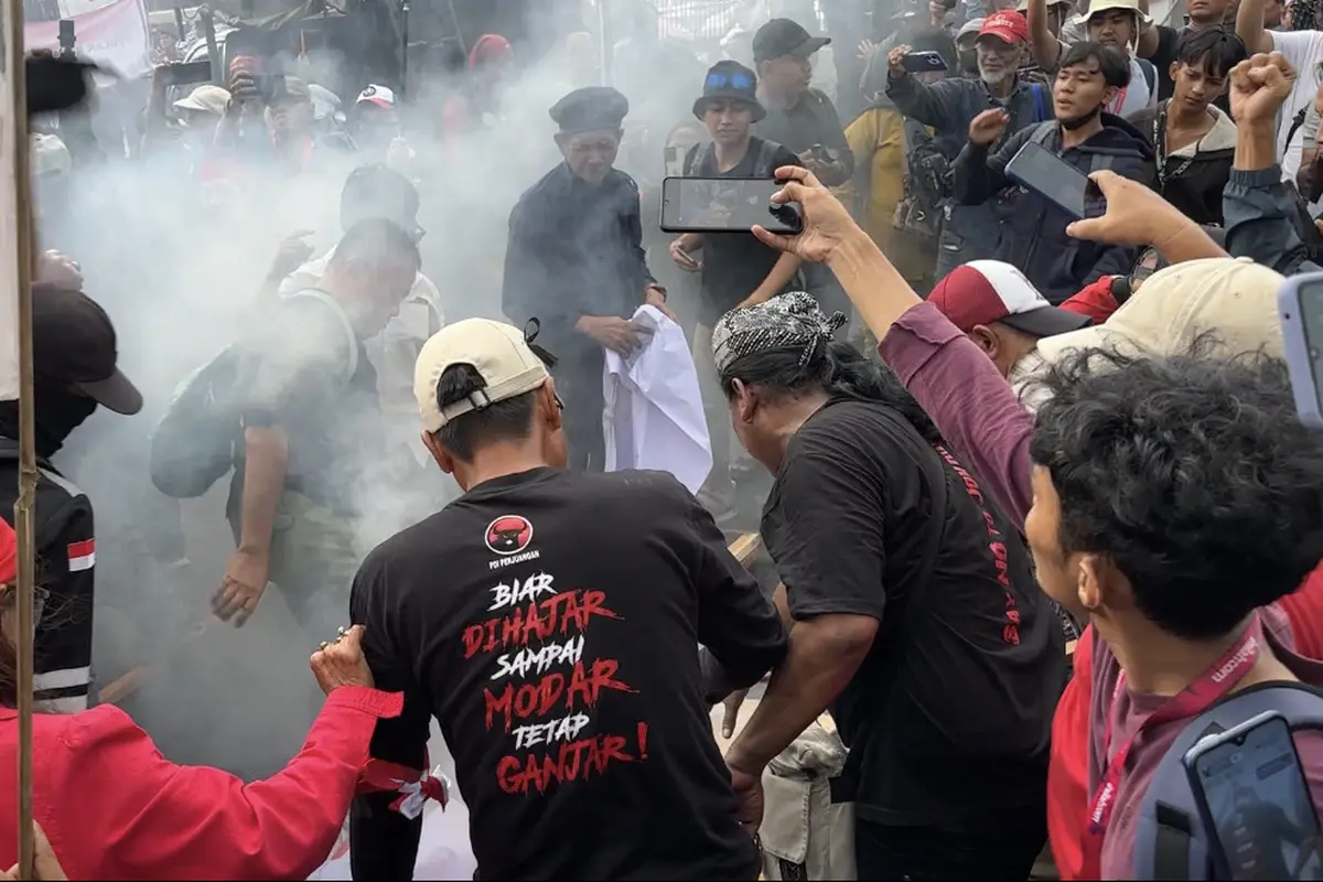 Makin Panas, Massa Aksi Demo Tolak Hasil Pemilu 2024 Bakar Baliho Jokowi