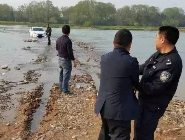 Polisi melakukan pertolongan terhadap mobil dan pengemudinya yang terjebak di tengah sungai | Photo: Copyright shanghaiist.com