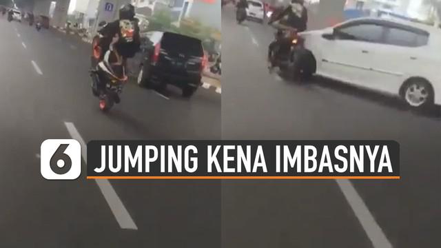 Ada-ada saja yang dilakukan pemuda ini ketika jumping motor di tengah jalan raya. Akhirnya kena imbasnya.