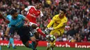 Theo Walcott (tengah) memborong dua gol saat Arsenal mengalahkan Swansea City 3-2 pada laga Premier League pekan ke-8 di Emirates Stadium, London (15/10/2016). (AFP/Justin Tallis)