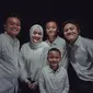 Sule dan anak-anaknya kompak buat tik tok dari foto jadul. (Sumber: Instargam/@ferdian_sule)