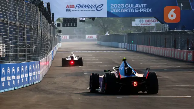 Foto: Manuver Para Pebalap Formula E saat Jajal Jakarta Intenational E-Prix Circuit pada Sesi Latihan Bebas