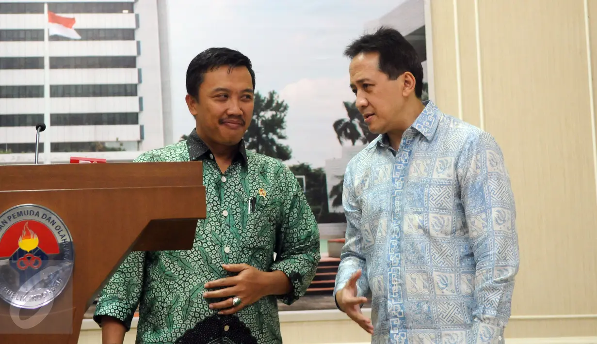 Menpora, Imam Nahrawi (kiri) berbincang dengan Kepala Badan Ekonomi Kreatif (Barekraf) Triawan Munaf jelang memberikan keterangan terkait revisi logo dan maskot Asian Games 2018 di Kemenpora, Jakarta, Rabu (6/1/2016). (Liputan6.com/Helmi Fithriansyah)