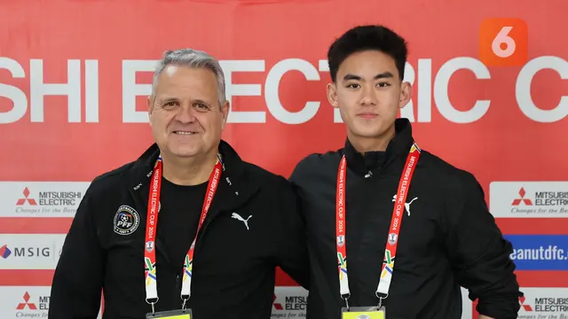 Pelatih Filipina, Albert Capellas Herms, dan pemain Filipina, Sandro Reyes