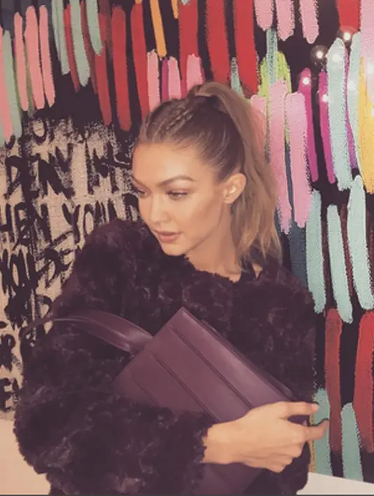 Di tengah rasa sakit yang sedang dialami saudara perempuannya, Bella Hadid, rumor pertunangan Gigi Hadid dan Zayn Malik pun muncul. Meskipun belum diketahui kabar benarnya seperti apa. (Instagram/Gigi Hadid)