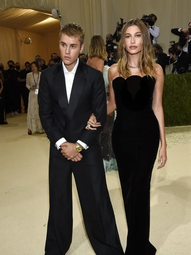 Justin Bieber - Hailey Baldwin di Met Gala 2021. (Evan Agostini/Invision/AP)