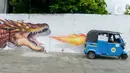 Bajaj melintasi depan kreasi mural di sepanjang dinding bantaran Kali Opak, Jakarta Utara, Kamis (6/2/2020). Tembok bangunan saat ini tak hanya menjadi pembatas semata tapi dimanfaatkan untuk menyampaikan pesan-pesan dan harapan dalam bentuk goresan atau tulisan-tulisan. (merdeka.com/Imam Buhori)