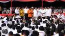 Ketua Umum Partai Gerindra, Prabowo Subianto (tengah) memberikan sambutan di depan ribuan kader usai upacara pengibaran bendera HUT RI ke-70 di Lapangan Nusantara Polo Club, Bogor, Jawa Barat, Senin (17/8/2015). (Liputan6.com/Helmi Fithriansyah)