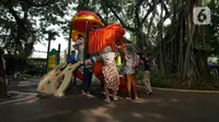 Orangtua mengawasi anaknya bermain di Taman Lapangan Banteng, Jakarta, Minggu (6/2/2022). Penerapan protokol kesehatan yang buruk saat beraktivitas di ruang publik berpotensi meningkatkan penyebaran COVID-19, terutama di masa pandemi gelombang ketiga akibat omicron. (Liputan6.com/Herman Zakharia)