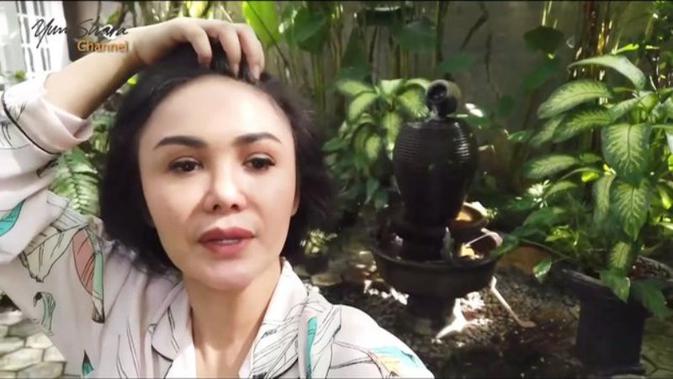 Ada Air Manncur dan Taman Penuh Tanaman di Rumah Yuni Shara. foto: Youtube 'Yuni Shara Channel'