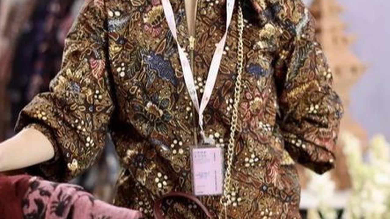 Kecantikan Kadek semakin terpancar saat mengenakan batik.